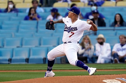 El lanzador mexicano Julio Urías permitió tres carreras limpias en cinco entradas y dos tercios de labor frente a los Nacionales. (Especial) 