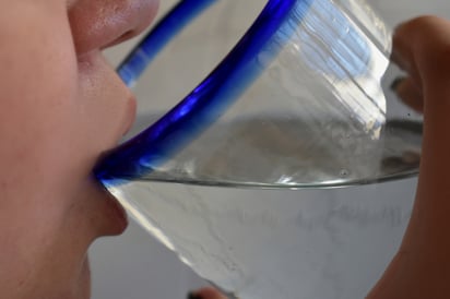 Especialistas recomiendan el tomar agua natural para tener mejores hábitos de salud, además ayuda a la economía. (EL SIGLO DE TORREÓN) 