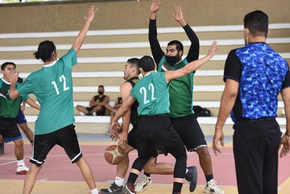 Una atractiva y prolongada jornada del 'Deporte Ráfaga' se vivirá hoy en la cancha principal del Parque Fundadores, donde se disputará la décimo tercera jornada del séptimo torneo en la Liga Dominical de Basquetbol organizada por la Asociación Laguna Basquet. (Especial) 