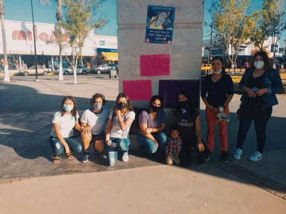 El pacífico plantón reunió cerca de una decena de jóvenes mujeres, que a 5:30 de la tarde del fin de semana realizaron la manifestación en la plancha del primer cuadro de la ciudad.