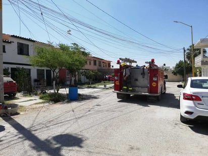 El cilindro se desprendió de una manguera y comenzó a girar, por lo que el hombre trató de sujetarlo. (EL SIGLO DE TORREÓN)