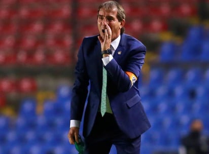 Guillermo Almada, técnico de Santos, da instrucciones durante el partido de ayer ante el Querétaro. (JAM MEDIA)