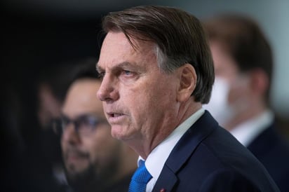 El presidente brasileño, Jair Bolsonaro, se quejó este lunes de un senador con el que tuvo una conversación telefónica sobre una investigación relacionada con la pandemia de COVID-19 que el legislador grabó y divulgó en sus redes sociales. (ARCHIVO) 