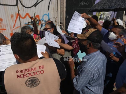 Los accesos a las dos facultades se cerraron con candados y no se permitió el ingreso de más adultos mayores, lo que generó que quienes quedaron afuera lanzaran consignas. (FERNANDO COMPEÁN)