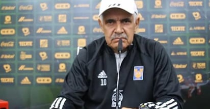 Mientras el club esclarece los hechos, Ricardo Ferretti fue cuestionado durante la conferencia de prensa de este lunes sobre la polémica generado con un aficionado en las gradas del Estadio Volcán. (ESPECIAL)