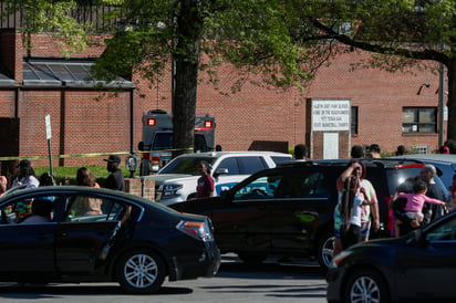 Uno de los agentes resultó herido y fue trasladado a un hospital. (AP) 