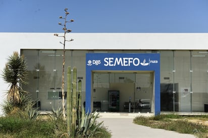 El cuerpo fue trasladado a las instalaciones del Servicio Médico Forense (Semefo) para la necropsia. (EL SIGLO DE TORREÓN)