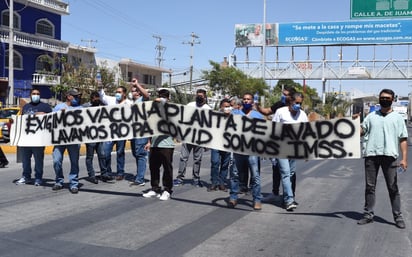 Con una manta y lanzando consignas exigieron sus respectivas dosis de la vacuna anti-COVID y advirtieron con otra movilización. (JESÚS GALINDO)