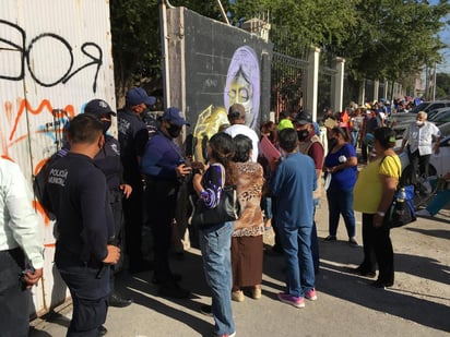 En punto de las 08:00 horas se abrieron las puertas solamente de la Facultad de Derecho de Torreón para aplicar 600 dosis, destinadas a las personas de la tercera edad que ya estaban formadas desde las cinco de la mañana o que habían dejado sus copias de CURP el día anterior.
(FERNANDO COMPEÁN)