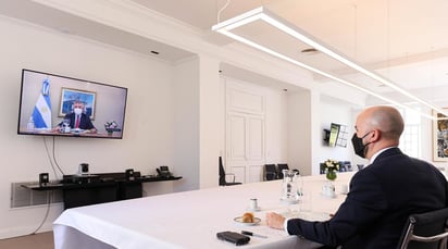 En un almuerzo en la residencia presidencial de Olivos (Buenos Aires), del cual Fernández participó de manera virtual, la delegación estadounidense entregó al presidente argentino una carta de su homólogo estadounidense, Joe Biden, en la que se destaca la futura participación argentina en la próxima Cumbre del Clima a final de mes. (EFE)