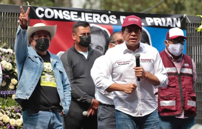 Félix Salgado y el dirigente nacional de Morena, Mario Delgado, entregaron al INE 19 mil 872 pesos, gasto que el órgano administrativo electoral señala que no fue reportado como parte de lo erogado en precampaña tampoco registrada. (EL UNIVERSAL)