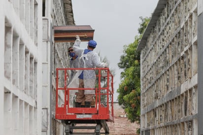 Brasil registró 3,808 muertes asociadas a la COVID-19 en las últimas 24 horas y acumula 358,425 desde el inicio de la pandemia, hace poco más de un año, informó este martes el Gobierno. (ARCHIVO)