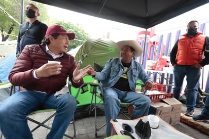 El senador con licencia Félix Salgado Macedonio anunció durante un mitin a las afueras del Instituto Nacional Electoral (INE) que impugnará la decisión de cancelarle su candidatura por la gubernatura de Guerrero. (EL UNIVERSAL)