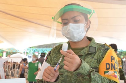 Aseguran que finalizará la vacunación a personal de salud.