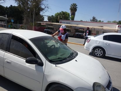 En varios cruceros ya están los jóvenes voluntarios de Cruz Roja solicitando el apoyo de los automovilistas. (EL SIGLO DE TORREÓN)