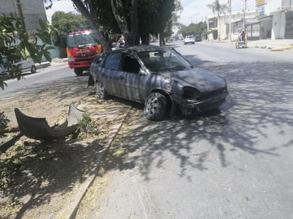 El vehículo siniestrado es un Chevrolet Chevy, color gris, el cual portaba placas de circulación del estado de Durango.
(EL SIGLO DE TORREÓN)