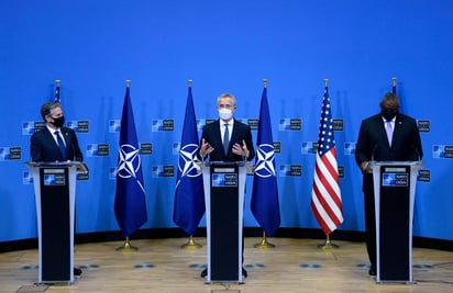 El secretario de Estado de Estados Unidos, Anthony Blinken, (izquierda), el secretario general de la OTAN, Jens Stoltenberg, (centro), y el secretario de Defensa estadounidense, Lloyd Austin, durante una conferencia de prensa en la sede de la OTAN, en Bruselas, el miércoles 14 de abril de 2021. (Johanna Geron, Pool vía AP) 