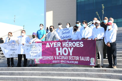 Trabajadores de hospitales privados y públicos se manifestaron en la Plaza Mayor debido a que aseguran que un gran número de profesionales de la salud no ha recibido la vacuna anti-COVID-19 y criticaron la logística del Gobierno federal. (FERNANDO COMPEÁN)