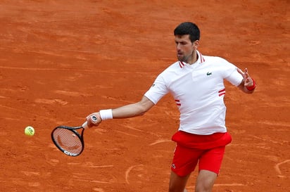 Djokovic comenzó mal. Apático, sin energía, sin chispa, sin nada. Y sufrió dos roturas de servicio en el 0-3 inicial. El número 1 del mundo se limitó a devolver bolas y a esperar el fallo del rival, un David Evans que sin ser especialista en tierra no es un recién llegado y con 30 años y siendo el 33 de la lista mundial algo tenía que decir.
(EFE)