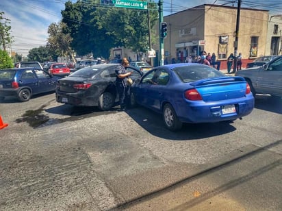 En el accidente participaron los conductores de un vehículo de la marca Dodge, línea Neón, en color azul y de un vehículo de la marca Kia, línea Río, en color negro.
(EL SIGLO DE TORREÓN)