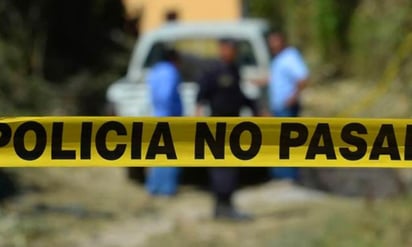 De acuerdo con los reportes de los vecinos, el cuerpo presentaba signos de violencia y solo portaba una playera. (ARCHIVO)