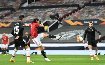 Un gol de Edinson Cavani amplía la ventaja del Manchester United, que tiene un 0-3 en el global, ante el Granada en Old Trafford. (EFE)
