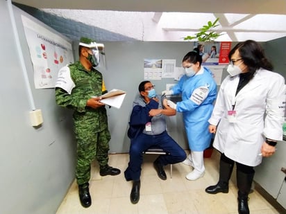 En un hecho insólito, los diputados de la bancada de Morena en el Congreso de Coahuila se opusieron a respaldar a los médicos y dentistas de clínicas y hospitales particulares para que les apliquen la vacuna anti COVID. (ARCHIVO)