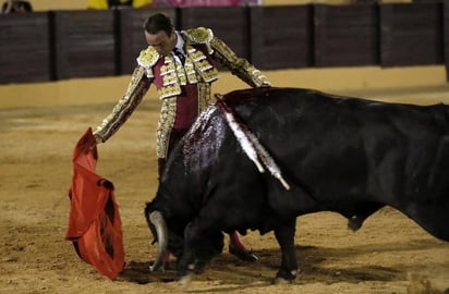 'Ante las medidas sanitarias exigidas por el Gobierno de España (Ley 2/2021) y su aplicación por parte de la Junta de Andalucía, los festejos previstos en Sevilla quedan suspendidos'. (Especial) 