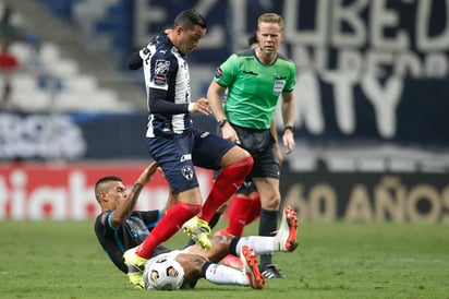 El partido por momentos se tornó ríspido en la cancha. (JAM MEDIA)