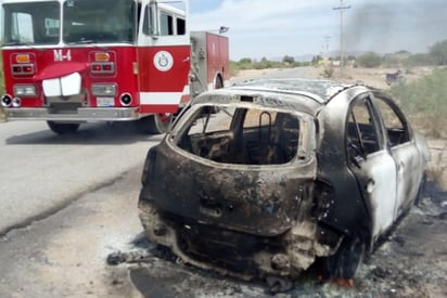  Por espacio de una hora los bomberos trabajaron en el lugar hasta que lograron sofocar el fuego. (EL SIGLO DE TORREÓN)