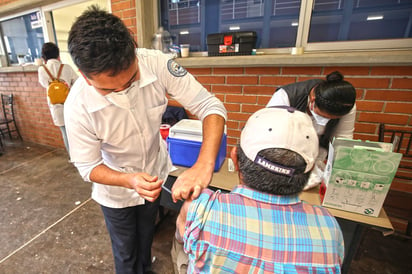 Se aplicará a docentes el biológico del laboratorio CanSino.