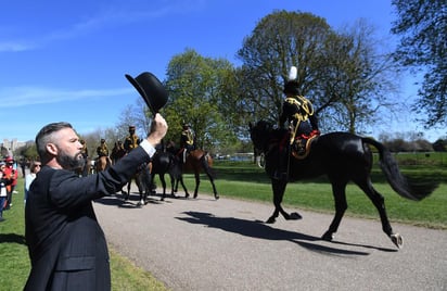 Aunque el ataúd del príncipe Felipe, consorte de la reina Isabel II durante 73 años, yacerá inicialmente en esa cripta, está dispuesto que cuando la monarca británica muera, se le trasladará a la capilla conmemorativa del rey Jorge VI de la iglesia gótica para que el matrimonio esté enterrado en el mismo lugar.
(ARCHIVO)