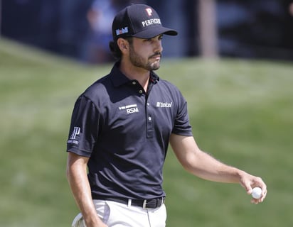 Abraham Ancer tiró cinco golpes abajo del par ayer, y subió varios lugares en la clasificación. (ARCHIVO)