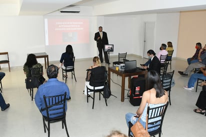 Ayer distintos especialistas impartieron un ciclo de conferencias para brindar detalles respecto a la enfermedad del Parkinson. (FERNANDO COMPEÁN)