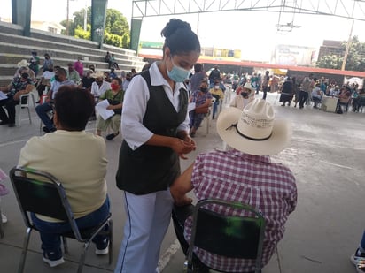 Ayer se aplicó la vacuna de refuerzo contra COVID-19 en el ejido Coyote, el primer módulo que se instaló en el municipio de Matamoros, Coahuila. (EL SIGLO DE TORREÓN) 