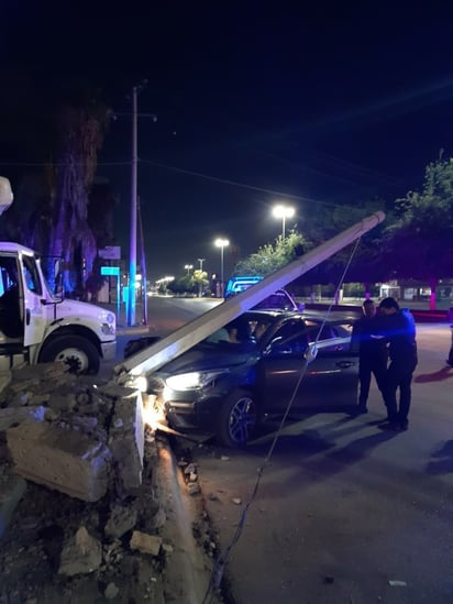 Los agentes encontraron al conductor dentro de un auto Kia, Forte, de color gris y con placas del estado de Durango. (EL SIGLO DE TORREÓN)