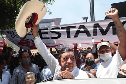 Félix Salgado Macedonio entregó en el Instituto Nacional Electoral (INE) la impugnación al fallo del organismo autónomo, que le negó el registro como candidato de Morena a la gubernatura de Guerrero por incumplir su obligación de presentar el informe de gastos de precampaña, y a diferencia de lo que ocurrió la semana pasada, anunció que no se quedará en plantón a esperar la resolución del Tribunal Electoral del Poder Judicial de la Federación (TEPJF), a quien le tiene confianza. (EL UNIVERSAL)