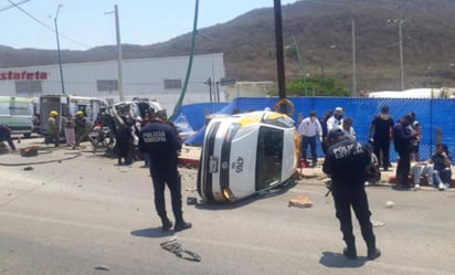 Con una persona fallecida y 18 más heridas se saldó el accidente de una camioneta del trasporte público se quedó sin frenos cuando circulaba en la vía San Fernando-Tuxtla Gutiérrez, informaron fuentes oficiales. (ESPECIAL)
