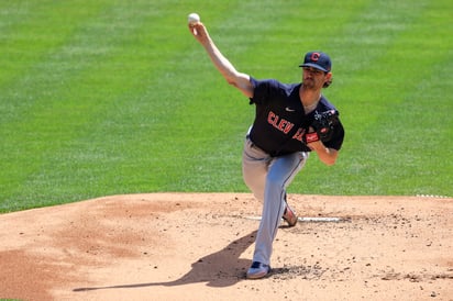 Shane Bieber ponchó a 13, en la victoria de Indios 6-3 sobre Rojos. (AP)