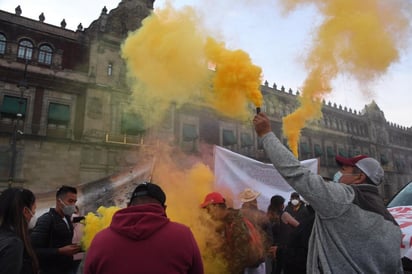 Con mojigangas, toritos, detonación de silbatos y bazucas pirotécnicas, los artesanos de la pólvora lograron llamar la atención de autoridades federales. (EL UNIVERSAL)