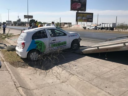 Los hechos se registraron cerca de las 10:00 de la mañana de este lunes en los carriles laterales de circulación con rumbo a Gómez Palacio, a la altura de la calle Antonio Dueñez Orozco del sector mencionado.
(EL SIGLO DE TORREÓN)