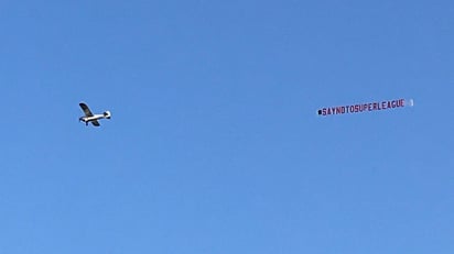 Una avioneta sobrevoló el estadio de Elland Road de Leeds antes de la disputa del partido entre el Leeds United y el Liverpool con el mensaje 'Di no a la Superliga'. (ESPECIAL)