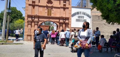 El único punto de la zona urbana que sigue operando como módulo de vacunación contra el COVID-19 para adultos mayores de 60 años del municipio de Lerdo es la Facultad de Medicina de la UJED mientras que hoy habrá dos brigadas de vacunación pro parte del Gobierno Federal en la zona rural para Graseros, Villa de La Loma y Villa Juárez. (DIANA GONZÁLEZ)