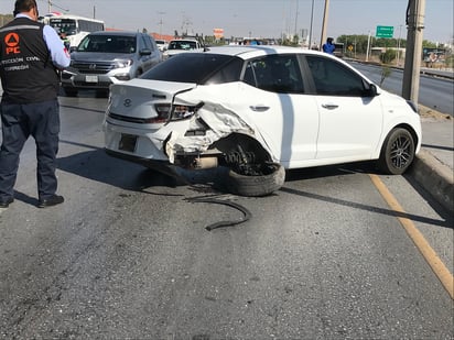 Tras el choque, el vehículo sedán perdió una de las llantas traseras. (EL SIGLO DE TORREÓN)