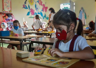 Según la estrategia, la mitad de alumnos iría a clases dos días y la otra mitad otros dos; el viernes habrá un repaso de los temas. (ARCHIVO) 