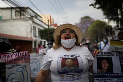 Protestaron este martes en la Cámara de Diputados de México contra una reforma que reduce la responsabilidad de búsqueda de la Fiscalía. (EFE)