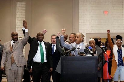 Los familiares y abogados de George Floyd celebraron este martes la condena contra el expolicía Derek Chauvin que asesinó al afroamericano en mayo del año pasado en Mineápolis (Estados Unidos). (AP)
