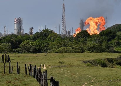 Al menos unos 200 trabajadores evacuados, como saldo preliminar, dejó este martes una explosión y posterior incendio de un ducto de gas al interior de un complejo petroquímico en el estado mexicano de Veracruz. (EFE)