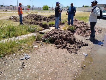 Un grupo de habitantes de la avenida del Canal, en la colonia Rincón La Joya, decidió tomar la vialidad para exigir solución. (ROBERTO ITURRIAGA)