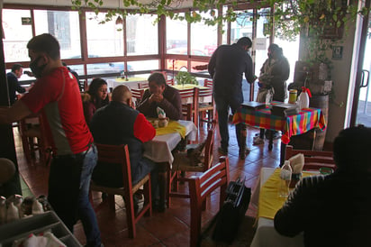 Durante los últimos días hubo un relajamiento entre la población, por lo que se percibe una mayor afluencia de personas en los establecimientos comerciales y en los restaurantes. (EL SIGLO DE TORREÓN) 